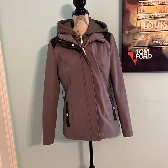 WATERPROOF JACKET ✨ - Picture 3 of 5